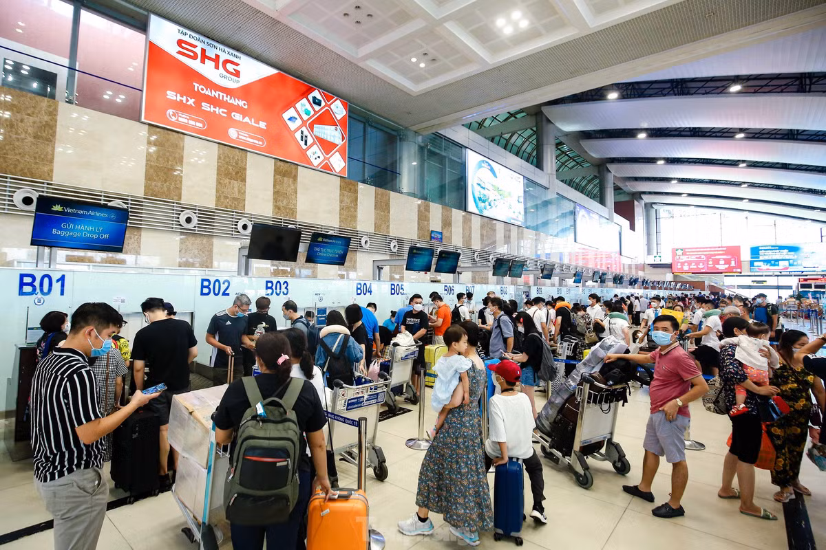 Trong ngày 2/9, có 10 khung giờ cao điểm nội địa đi, gồm 04 khung giờ buổi sáng (06h-07h, 07h-8h, 08h-9h, 10h-11h) và 06 khung giờ buổi chiều, liên tục từ 12h-18h, mỗi khung giờ có hơn 2 ngàn khách đi từ Cảng.