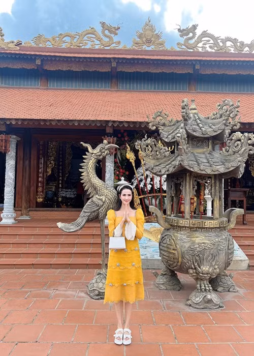 Sao Việt tụ tập tại nhà thờ Tổ 100 tỷ của Hoài Linh Sao Viet tu tap tai nha tho To 100 ty cua Hoai Linh
