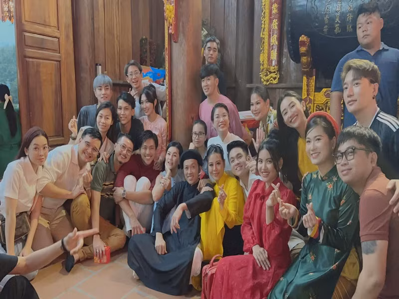 Hoài Linh cùng các nghệ sĩ: Cát Phượng, Cẩm Ly, Hứa Minh Đạt, Lâm Vỹ Dạ quây quần nhân dịp lễ giỗ Tổ nghề sân khấu. Ảnh: Arttimes