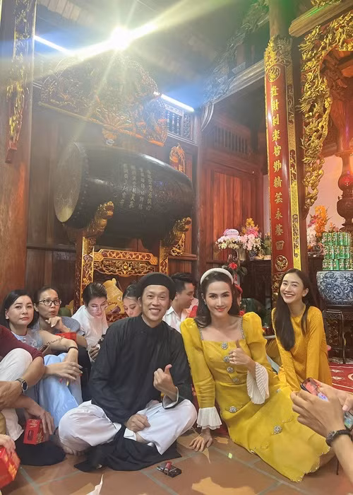 Phan Thị Mơ đăng tải hình ảnh bên Hoài Linh đồng thời bày tỏ: "Năm nào cũng đến nơi này. Nhìn thấy nụ cười hiền của chú ấy. Thiệt là vui cả ngày luôn. Kính mong Tổ nghiệp phù hộ cho chúng con sự nghiệp sáng ngời". Ảnh: FBNV