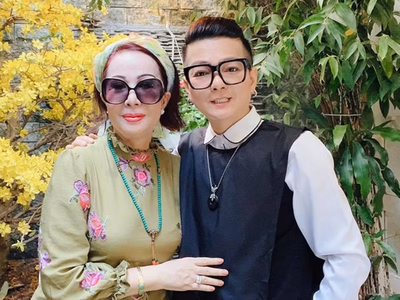 Nam ca sĩ hết mực chiều chuộng người bạn đời. Vũ Hà sẵn sàng chia sẻ mọi công việc nhà như rửa chén, nấu ăn với Huyền Vân. Ảnh: FBNV