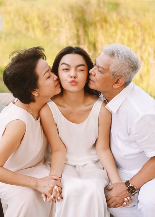 Bố mẹ Phạm Quỳnh Anh có cuộc hôn nhân vô cùng viên mãn. Đến nay, cả hai chung sống đã được 50 năm. Ảnh: FBNV