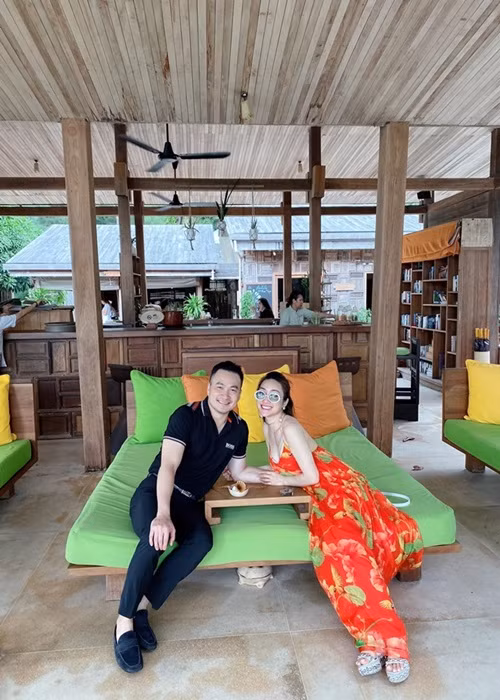 Thùy Chang còn kể phản ứng của Chi Bảo về tin đồn đến với cô vì tài sản. “Có lần tôi đã phải gào lên với anh ấy rằng "Sao anh không lên tiếng để giải quyết hiểu lầm này?". Anh Bảo chỉ nói "Nếu họ tin, mình không cần nói họ cũng hiểu. Ngược lại, khi đã không tin, càng nói càng khiến họ thêm nghi ngờ", Thùy Chang kể. Ảnh: Dân Việt