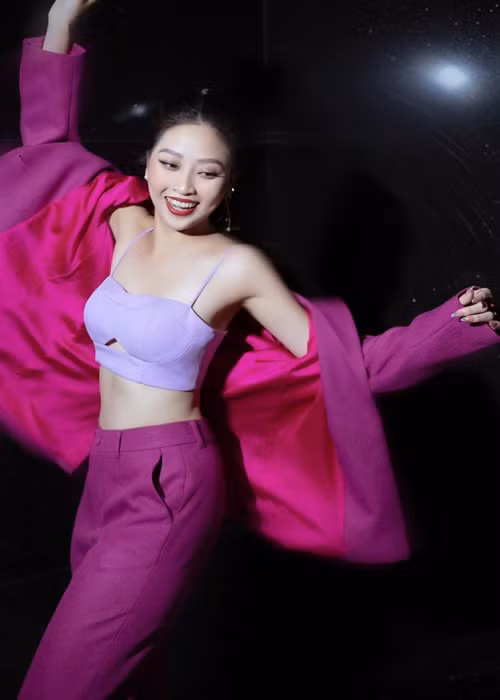 Nữ MC sinh năm 1988 khéo lựa chọn trang phục tôn những điểm mạnh hình thể như vòng eo con kiến, vai trần gợi cảm, đôi chân nuột nà.