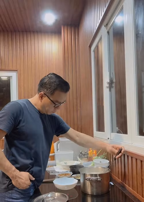 “Vua cá Koi” cũng chăm chút cho vợ. Đối với anh, hạnh phúc đôi khi chỉ đơn giản là nấu một món bản thân thích và người bạn đời cũng thích.