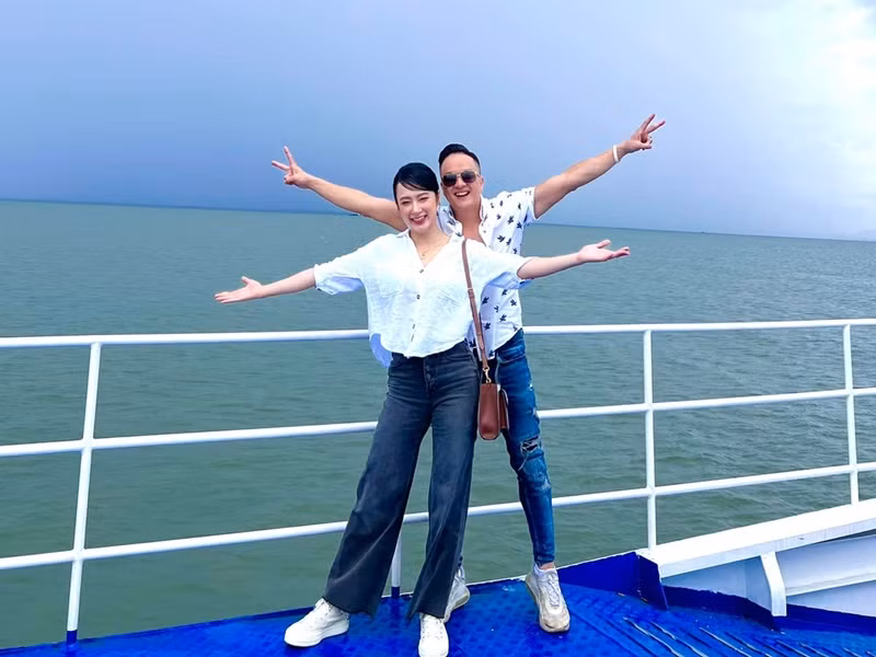 Sau mối tình “3 ngày”, Cao Thái Sơn và Angela Phương Trinh vẫn thường xuyên xuất hiện bên nhau. Ảnh: FBNV
