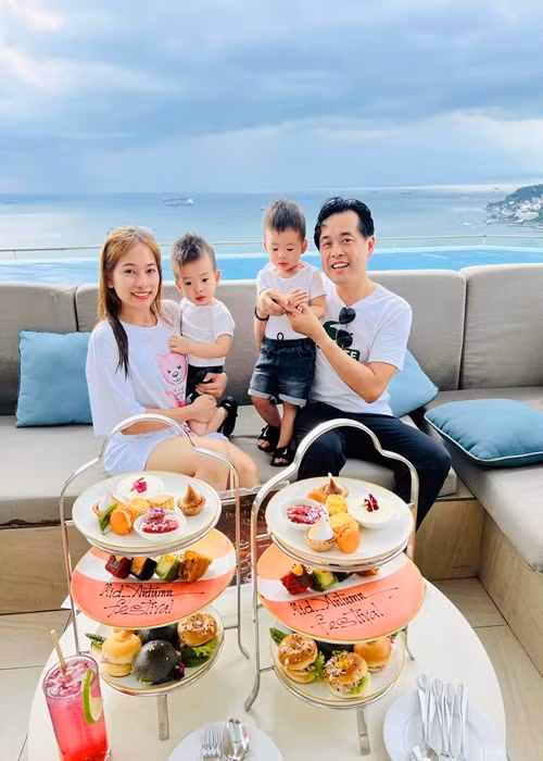 Dương Khắc Linh tỏ ra khéo léo trong việc chăm con.