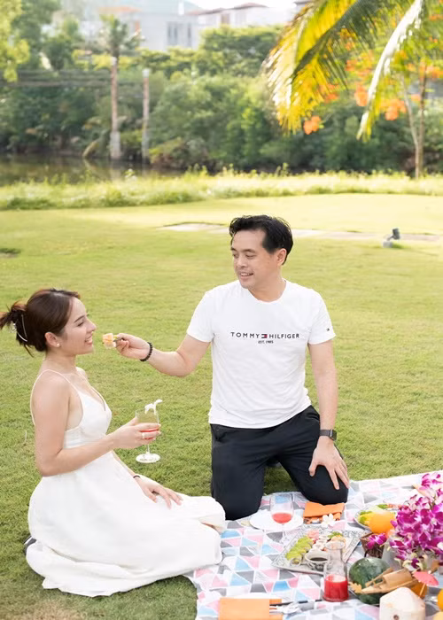 Nam nhạc sĩ ân cần đút đồ ăn cho vợ.