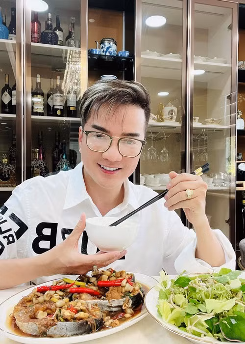 Khi rảnh rỗi, Đàm Vĩnh Hưng xuống bếp nấu nướng. "Làm những việc nhỏ nhưng tôi thấy vui lắm vì tính mình thích vào bếp", anh cho biết. Ảnh: FBNV
