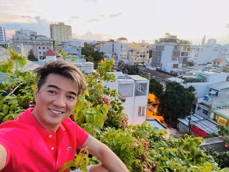 Việc chăm sóc cây cối, trồng rau, nuôi gà mang lại niềm vui cho Mr Đàm. Ảnh: FBNV