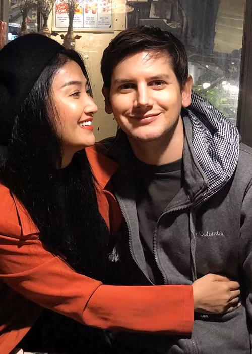 Alex rất mê các món ăn Quỳnh Lam nấu. "Anh hay khen tôi: "Đến nhà hàng ăn còn không ngon vị em nấu đấy". Hay sau mỗi bữa ăn, anh luôn nói lời cảm ơn, trân trọng tình cảm lẫn công sức tôi đã dành để nấu nướng", Quỳnh Lam chia sẻ.