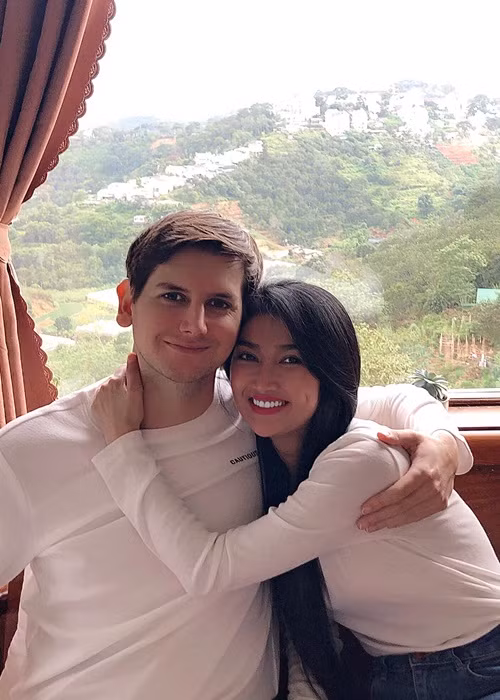 Trong cuộc phỏng vấn với Bảo vệ công lý, Quỳnh Lam cho biết, cô may mắn khi gặp Alex, dù anh kém tuổi hơn nhưng mang lại cho cô một cảm giác khá an toàn, lãng mạn.