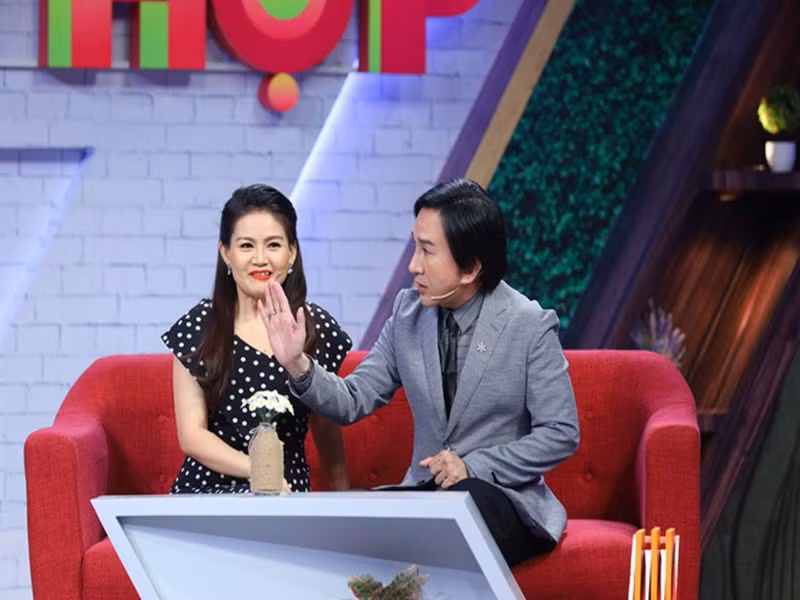 Trinh Trinh cho biết, cô và vợ đầu của Kim Tử Long vẫn nói chuyện rất bình thường. "Tôi và mẹ của Kim Phụng vẫn thi thoảng gặp nhau và nói chuyện. Lâu lâu đi làm xa, chị ấy vẫn gọi điện về nói chuyện, gửi gắm con cho tôi", Trinh Trinh chia sẻ. Ảnh: Yan