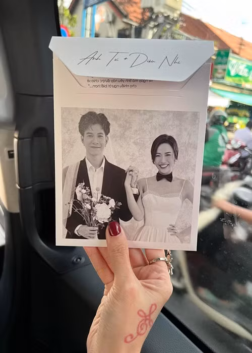 Tiến Luật cũng phản ứng lầy lội khi nhận thiệp cưới Diệu Nhi. Anh viết trên trang cá nhân: “10/10 đi không được do ở nhà là sinh nhật. Bữa chọn ngày tôi đã kêu né mà 1-2 đòi ngày đẹp. Bữa đó cho anh xin 2 bàn để đãi khách sinh nhật anh luôn nha. Kết hợp luôn cho vui”.