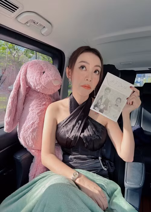 Chia sẻ hình ảnh cầm trên tay thiệp cưới Diệu Nhi - Anh Tú, Thu Trang viết hài hước: “Biết mời là đi, cái mời thiệt trời! Ghét ghê, giờ kịp bắt xe đò ra nước ngoài lánh tạm không?”.