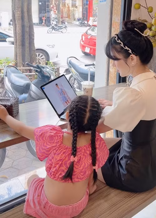 Tháng 1/2022, Diệp Lâm Anh thừa nhận đã ly thân thiếu gia Đức Phạm và dọn ra khỏi nhà chồng. Cô thuê một căn chung cư cao cấp ở TP.HCM để sinh sống cùng 2 con. Các con chính là nguồn động lực lớn để Diệp Lâm Anh vượt qua biến cố hôn nhân. Ảnh: FBNV