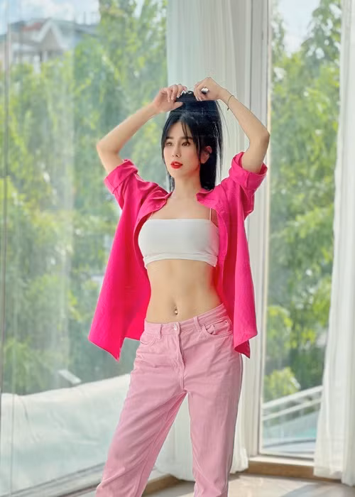 Trở lại cuộc sống độc thân, chân dài sinh năm 1989 ngày càng gợi cảm. Ảnh: FBNV