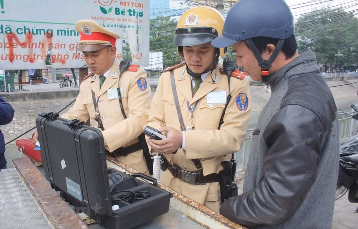  Các lái xe vi phạm nồng độ cồn vượt quá 50 miligam đến 80 miligam/100 mililít máu hoặc vượt quá 0,25 miligam đến 0,4 miligam/lít khí thở, sẽ bị phạt từ 16 đến 18 triệu đồng (hiện nay 7 đến 8 triệu đồng); tước giấy phép lái xe 16 tháng đến 18 tháng (hiện nay 1 đến 3 tháng). 