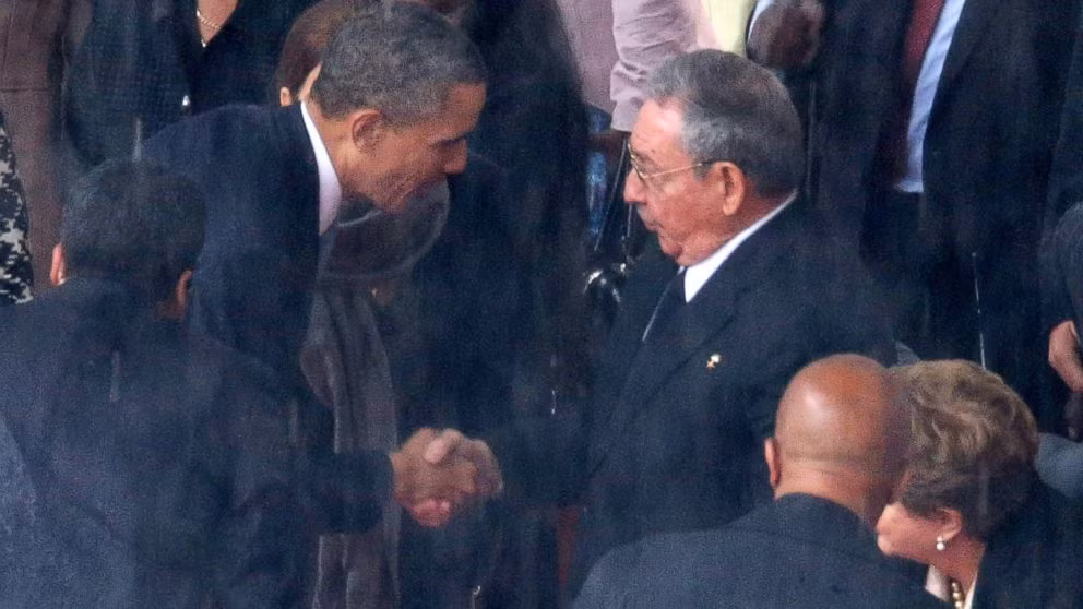 Dư luận thế giới đánh giá tích cực cái bắt tay lịch sử giữa Chủ tịch Cuba Raul Castro và Tổng thống Mỹ Obama trong tang lễ nhà lãnh đạo Nam Phi Nelson Mandela hồi tháng 12/2013.