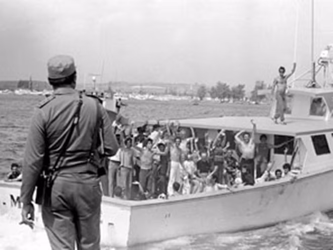 Năm 1980, chính phủ Cuba cho phép công dân nước này rời đất nước. Chừng 125.000 người Cuba đã chạy sang Mỹ. Ảnh: Thuyền chở người tị nạn Cuba rời cảng Mariel để tới Key West, Florida, Mỹ.