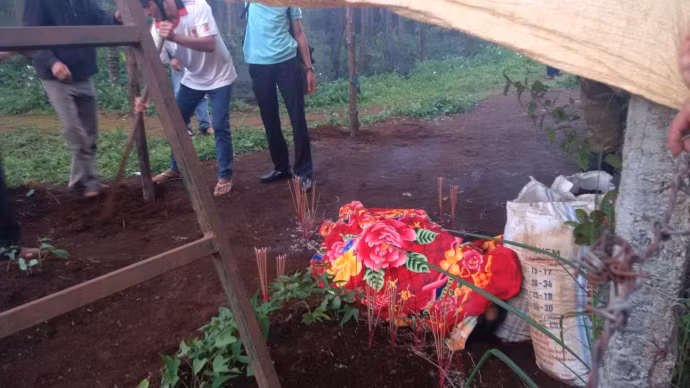  4. Bốn người trong một gia đình bị sát hại ở Gia Lai Tối 20/1/2015, Nguyễn Văn Tiến (23 tuổi, quê ở Ia Kla, huyện Đức Cơ, tỉnh Gia Lai) đi xe gắn máy mang dụng cụ chích điện tự chế và dao bấm đến xã Ia Kla, huyện Đức Cơ tỉnh Gia Lai với mục đích trộm chó.