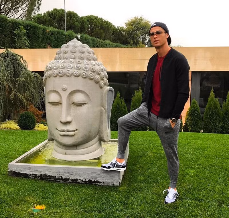 Bức tượng Phật bên trong ngôi vườn của Ronaldo.