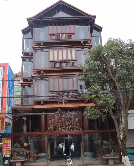 Toàn cảnh ngôi nhà gỗ 5 tầng tọa lạc trên trục đường QL1A.