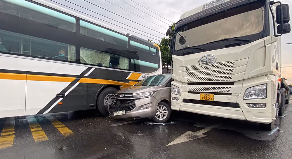 Toan canh vu dung xe khach va container “kep” o to cho nghi pham trom cap