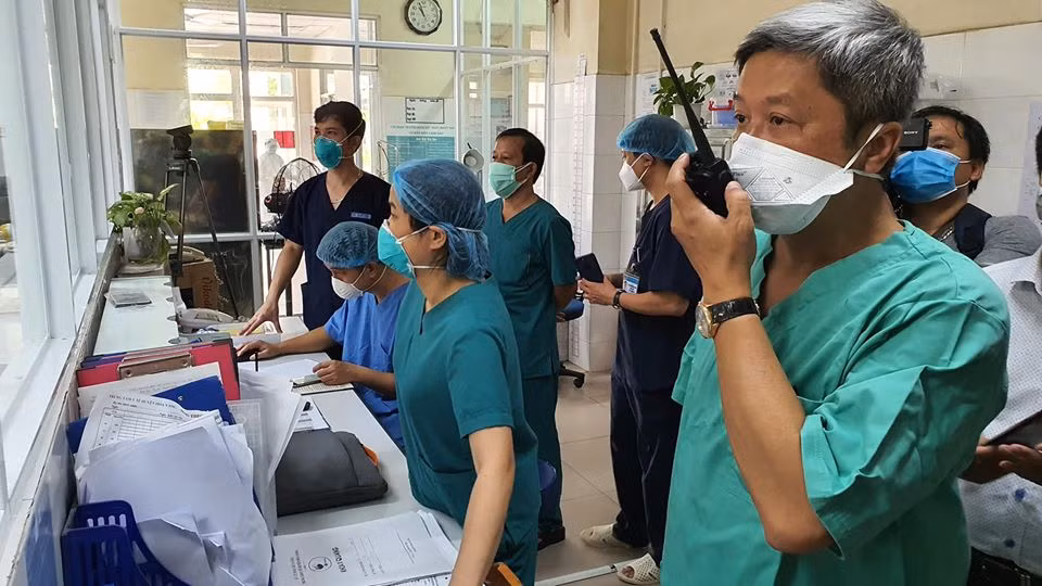 Ngày 30/7/2020, Bộ Y tế đã thành lập Bộ phận thường trực đặc biệt chống dịch COVID-19 của Bộ Y tế tại Thành phố Đà Nẵng, do Thứ trưởng Nguyễn Trường Sơn làm Trưởng bộ phận. Kế hoạch "làm sạch" Bệnh viện (BV) Đà Nẵng và xây dựng Khoa hồi sức cấp tại BV Phổi Đà Nẵng, Khoa chạy thận nhân tạo tại BV dã chiến Hòa Vang nhanh chóng được thiết lập dưới sự chỉ đạo của Bộ phận thường trực đặc biệt chống dịch của Bộ Y tế. Ảnh: Thứ trưởng Bộ Y tế chỉ đạo, động viên nhân viên y tế đang cách ly trong phòng điều trị tại BV dã chiến Hòa Vang, Đà Nẵng. Ảnh: Bộ Y tế. 