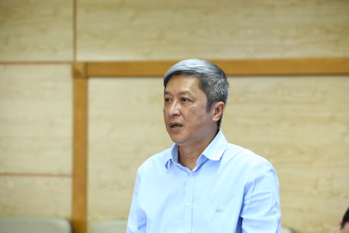Thông tin trên Vietnamnet cho biết, ông Nguyễn Trường Sơn sinh năm 1964, là Phó Giáo sư, Tiến sĩ Y khoa. Ông giữ vị trí Thứ trưởng Bộ Y tế từ tháng 11/2018 sau khi rời vị trí Giám đốc Bệnh viện Chợ Rẫy. Ông Nguyễn Trường Sơn được đánh giá cao vì có nhiều đóng góp cho ngành y tế Việt Nam nói chung và Bệnh viện Chợ Rẫy nói riêng trong việc phát triển kỹ thuật cao, ghép tạng, phục vụ người dân, đặc biệt là bệnh nhân nghèo khu vực phía Nam. Ảnh: Sức khỏe &amp; Đời sống. 