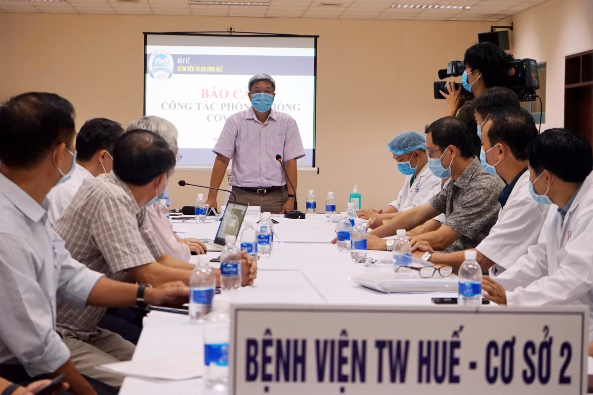 Chiều 31/7/2020, ngay sau khi tới Thừa Thiên Huế, Thứ trưởng Nguyễn Trường Sơn đã đến ngay Bệnh viện Trung ương Huế cơ sở 2 đóng tại huyện Phong Điền, cách TP Huế 20 km về phía Bắc. Tại Bệnh viện Trung ương Huế cơ sở 2, Thứ trưởng Bộ Y tế Nguyễn Trường Sơn đã đến khu cách ly điều trị bệnh nhân COVID-19 thăm hỏi, động viên cán bộ y tế đang làm nhiệm vụ, trực tiếp kiểm tra công tác quản lý, điều trị bệnh nhân tại đây. Ảnh: Bộ Y tế. 