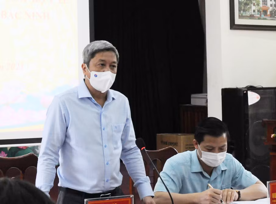 Sáng 20/5/2021, Bộ phận thường trực đặc biệt hỗ trợ chống dịch COVID-19 của Bộ Y tế tại tỉnh Bắc Giang và Bắc Ninh do Thứ trưởng Bộ Y tế Nguyễn Trường Sơn làm trưởng đoàn tiếp tục họp gấp với lãnh đạo tỉnh Bắc Ninh cùng đại diện lãnh đạo Sở Y tế, các bệnh viện đang trực chiến để xử lý các tình hình khẩn cấp. Ảnh: Sức khỏe Đời sống. 