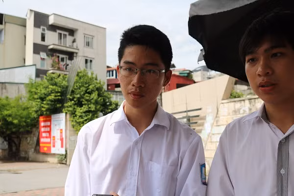 "Câu số 4 là câu hỏi mở, có liên quan tới vấn đề đại đoàn kết dân tộc. Em thấy rất hay, gợi mở nhiểu vấn đề khác trong hoàn cảnh đất nước hiện nay", Thanh Tùng (bên trái), trường THPT Nguyễn Gia Thiều, chia sẻ.