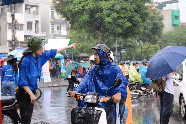 Ngày các thí sinh đến làm thủ tục dự thi, mặc dù trời Hà Nội mưa to nhưng các tình nguyện vẫn tích cực hướng dẫn các phụ huynh và thí sinh.