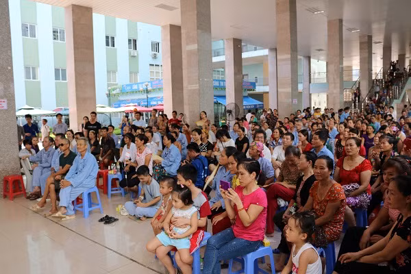 Từ trẻ con tới người già, ai cũng háo hức trước sự sôi động của đoàn văn nghệ tới từ các bạn sinh viên tình nguyện.