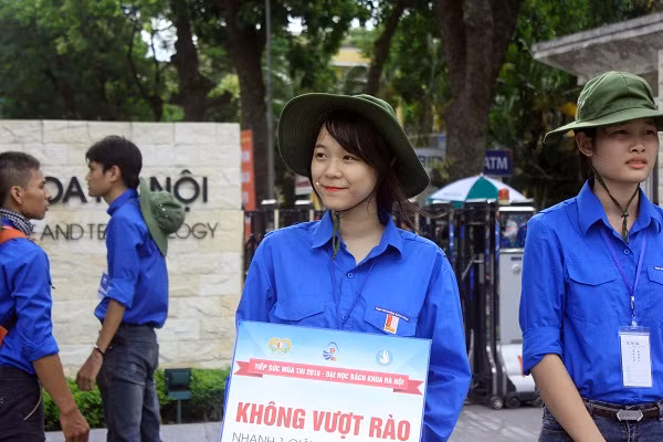 Dù phải đứng dưới nắng nóng rất lâu nhưng các bạn tình nguyện viên vẫn luôn giữ nụ cười tươi tắn trên môi.