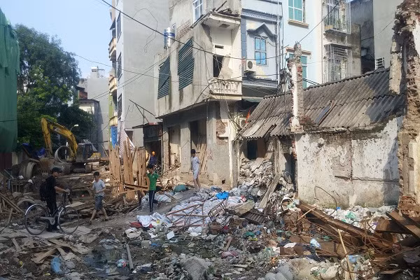 Dự án cải tạo, nâng cấp mương thoát nước LA2 (ngõ 139 Khương Thượng, Đống Đa, Hà Nội), dài khoảng 1,5km được khởi công từ năm 2012 nhưng đến nay vẫn chưa hoàn thiện. Cạnh nhà số 50 ngõ 139 Khương Trung là ngôi nhà siêu mỏng được xây tạm bợ. Con mương đang thi công lấy đi quá nửa diện tích chiều dài ngôi nhà này.