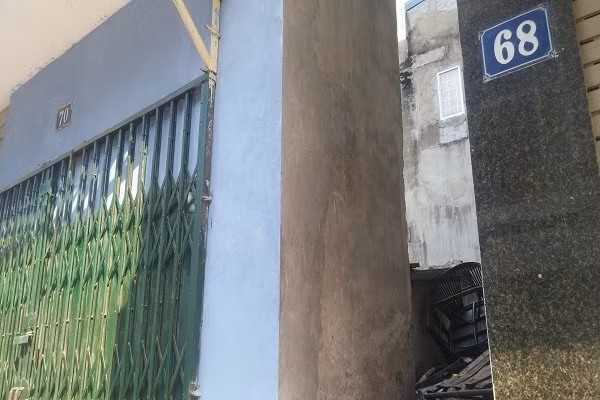 Cách đó không xa, ngôi nhà mang biển 70 này có chiều cao khoảng 6m nhưng chiều rộng chỉ chưa đầy 1m
