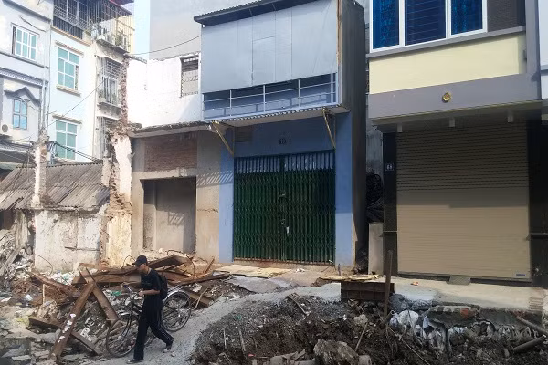 Ngôi nhà siêu mỏng nhanh chóng mọc lên cạnh con mương đang được nâng cấp
