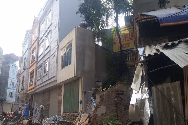 Hàng loạt những ngôi nhà siêu mỏng khác cũng đua nhau chen chân, chình ình 2 bên con mương
