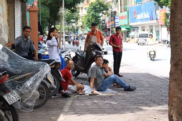 Trái ngược với những hôm thi đầu tiên, trong ngày thi cuối cùng, lượng thí sinh giảm mạnh. Các bậc phụ huynh chờ con chỉ còn vài người.