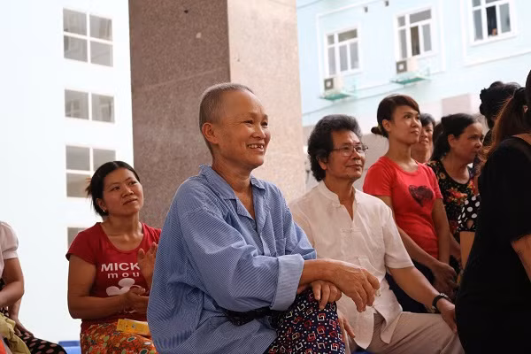 Những nụ cười rạng rỡ của mọi người như xua tan lo âu, đau đớn của căn bệnh ung thư quái ác.