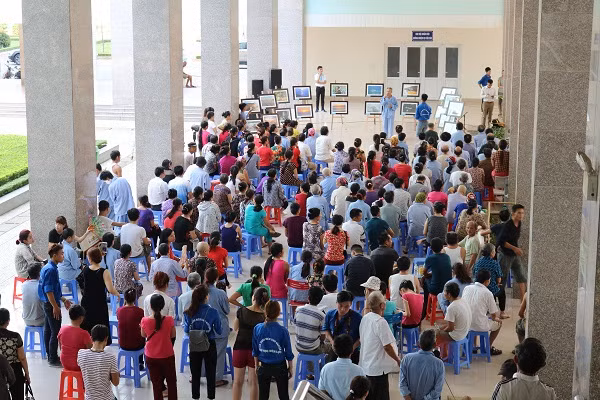 Mặc dù thời tiết nóng nực nhưng các bệnh nhân ung thư tại Bệnh viện K cơ sở 3 đã tập trung từ rất sớm khi nghe thông báo có chương trình văn nghệ.
