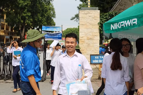 Thí sinh Trần Đại Phú rạng rỡ bước ra khỏi phòng thi, tự tin mình đạt được 7,5 điểm. Phú đánh giá đề thi Địa lý năm nay khá dễ, thí sinh nào ôn kỹ thì có thể đạt được điểm giỏi.