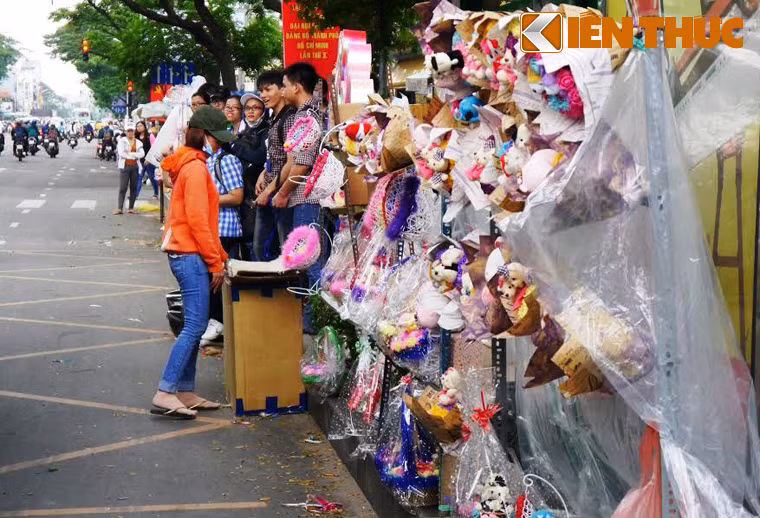 Hàng trăm bó hoa, gấu bông, quà lưu niệm... với tổng số vốn "đầu tư" hàng chục triệu đồng của một nhóm bạn sinh viên trường Đai học Sư phạm TP HCM đến cuối chiều 20/10 vẫn... nguyên vẹn khiến "nhà đầu tư" không ít lo lắng, hồi hộp vì sợ lỗ vốn.