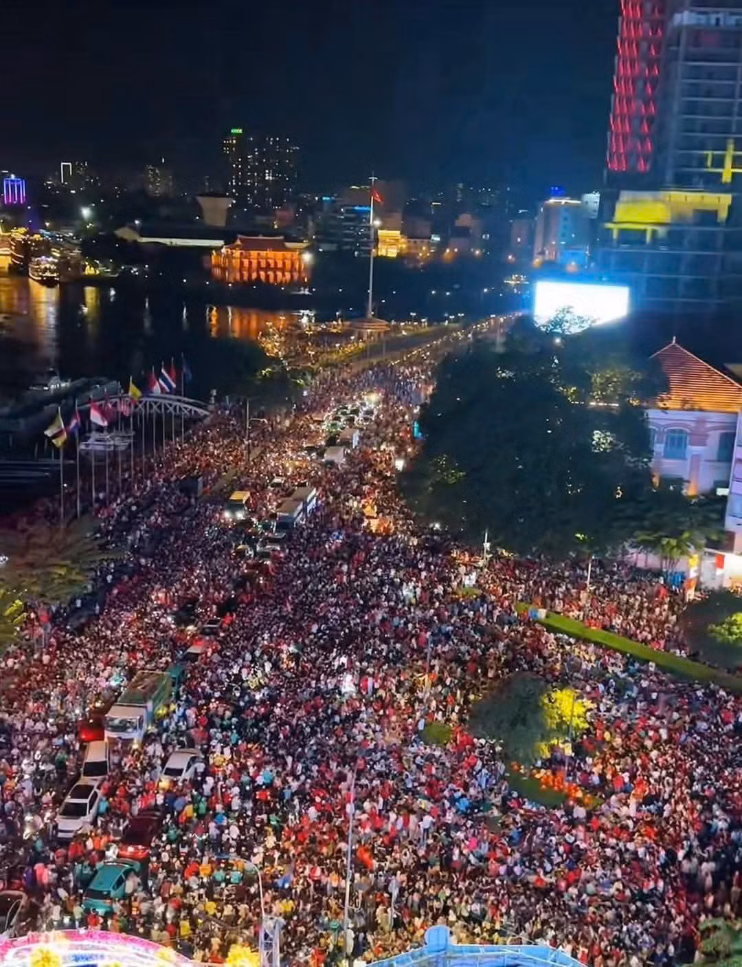 Trực tiếp: Diễu binh diễu hành kỷ niệm 50 năm ngày thống nhất đất nước - Hình 52 Truc tiep: Dieu binh dieu hanh ky niem 50 nam ngay thong nhat dat nuoc-Hinh-52