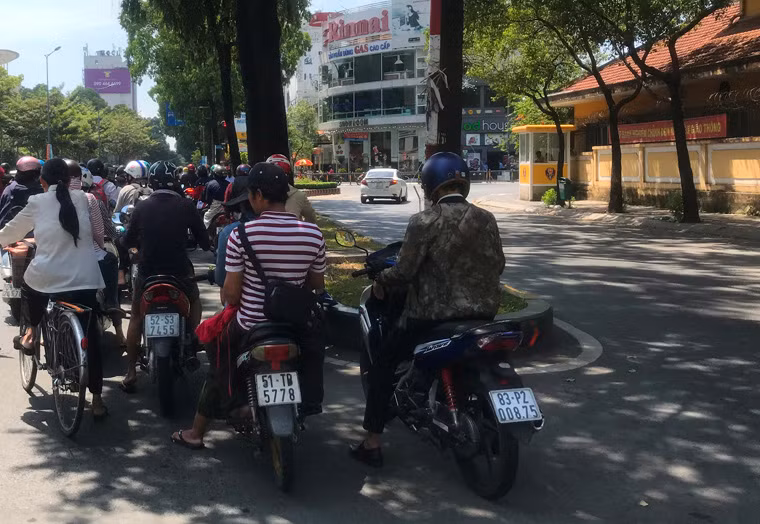 Bóng mát trên đường là nơi trốn nắng nóng lý tưởng của người dân.