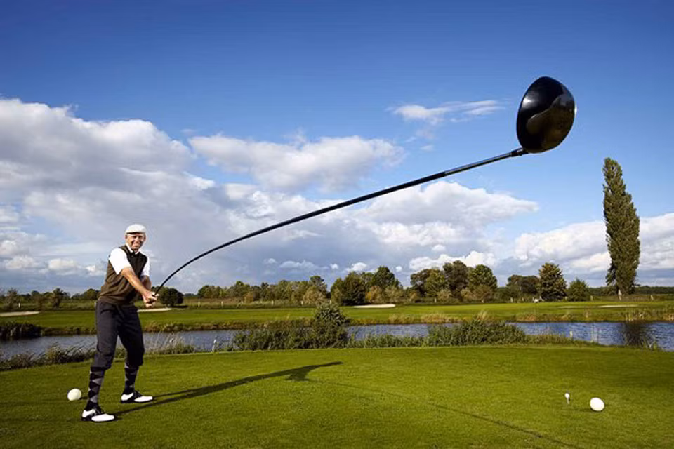 Tay chơi golf Karsten Maas, 49 tuổi đến từ Đan Mạch sở hữu chiếc gậy chơi golf dài tới 4,37m và có khả năng đưa một quả bóng golf đi xa… 165,46m.