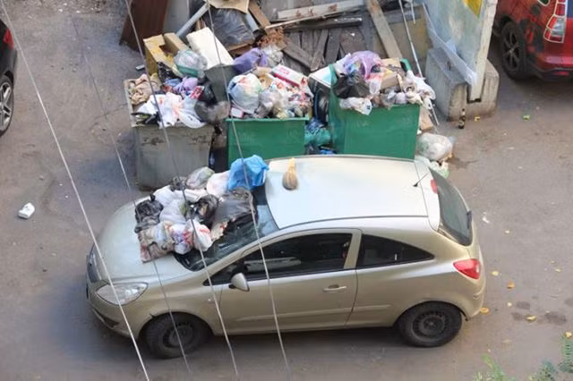 Ai bảo đỗ cạnh thùng rác.