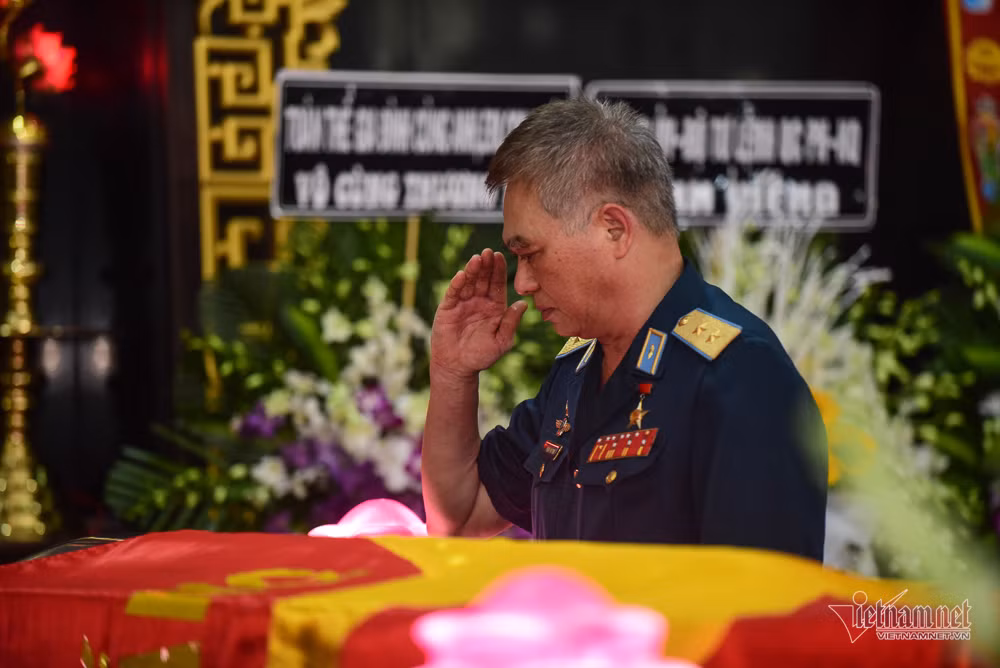 Trung tướng Phạm Phú Thái xúc động chia sẻ: "Phi công Nguyễn Văn Bảy còn hơn cả một người anh hùng, đó là một nhân cách, một con người chân chính" (Ảnh: Vietnamnet).
